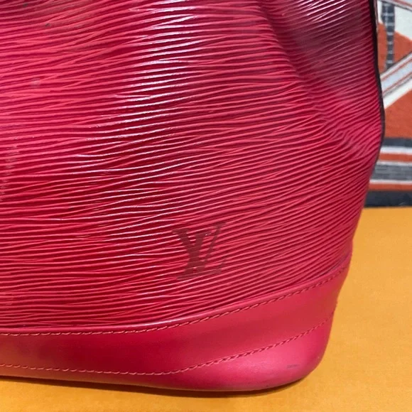LOUIS VUITTON ❤️🌟 EPI NOE RED SHOULDER BAG ⭐️ - Picture 2 of 10